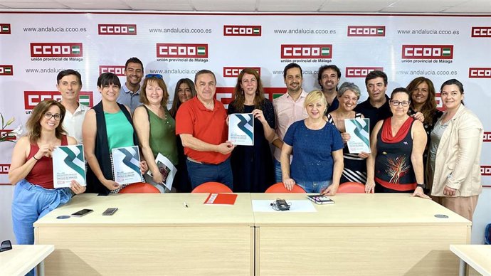 Integrantes de la candidatura de 'Por Andalucía' reunidos con la dirección de CCOO en Málaga el último día de campaña electoral en Andalucía.