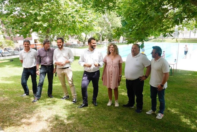 El alcalde de Cáceres, concejales y responsables de la emprea Conyser asisten a la apertura de la temporada de piscinas municipales