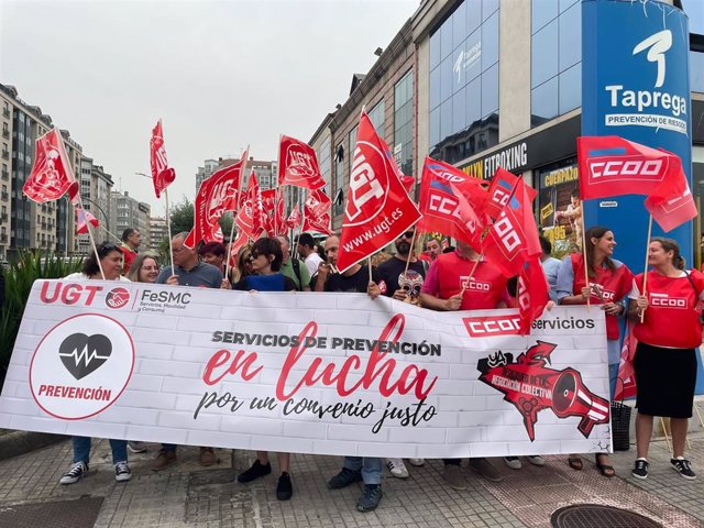 Concentración de CCOO y UGT ante Taprega (A Coruña)