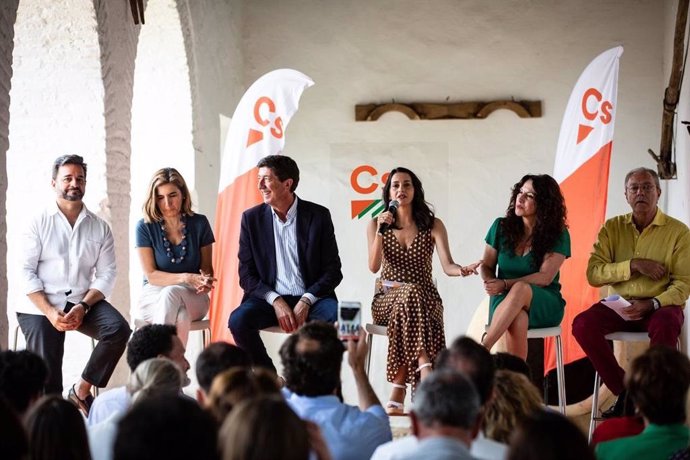 Imagen de este viernes del acto de Cs en Sanlúcar de Barrameda con los consejeros en el Gobierno andaluz, el vicepresidente de la Junta y candidato Juan Marín y la presidenta del partido, Inés Arrimadas.