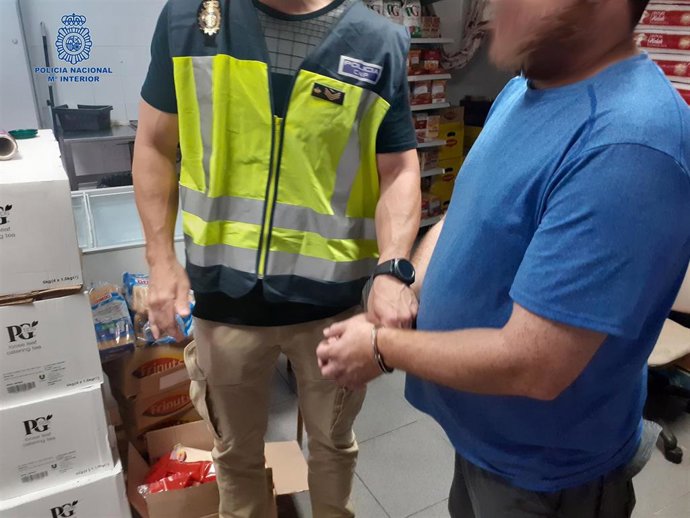 Un agente de la Policía Nacional detiene a un hombre en Palma.