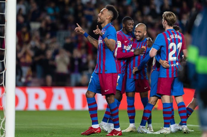 Archivo - Pierre Emerick Aubameyang (izquierda) celebra un gol ante el RC Celta en el partido en el Camp Nou de LaLiga Santander 2021-2022.