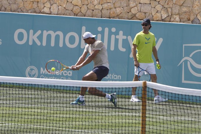El tenista Rafael Nadal durante un entrenamiento abierto a la prensa, en el Mallorca Country Club, a 17 de junio de 20222, en Santa Pona, Mallorca, Islas Baleares (España). El deportista español continúa entrenando para poder disputar el Campeonato de 