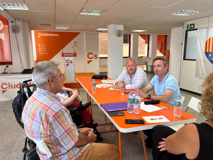 El coordinador provincial de Cs y diputado nacional, Guillermo Díaz, junto al número dos de la candidatura y concejal en Torremolinos, David Obadía, en un encuentro con miembros de la Agrupación de Desarrollo Málaga