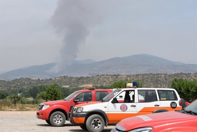 Dispositivo de los Bombers de la Generalitat en las inmediaciones de una zona donde se ha declarado un incendio, a 16 de junio de 2022, en Artesa de Segre.