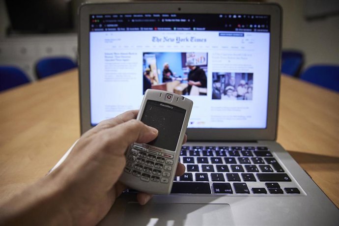 Archivo - Ordenador portátil y móvil