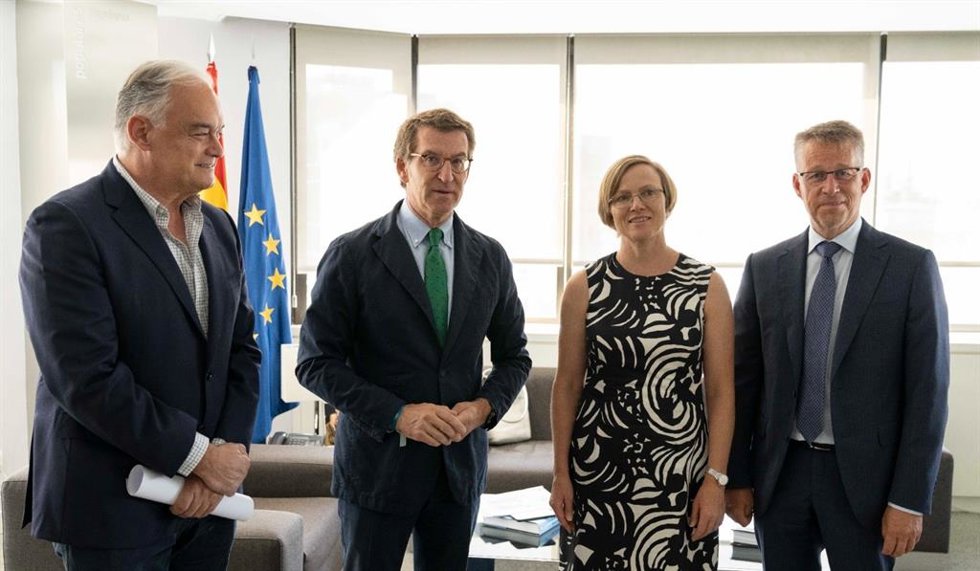 El presidente del Partido Popular, Alberto Núñez Feijóo, con el embajador de Suecia, Teppo Tauriainen, y su homóloga de Finlandia, y Sari Rautio.