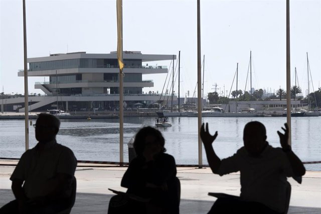 (I-D) El alcalde de València, Joan Ribó; la vicepresidenta del Consell y consellera de Igualdad y Políticas Inclusivas, Mónica Oltra y el portavoz de Compromís, Joan Baldoví, en una imagen de archivo