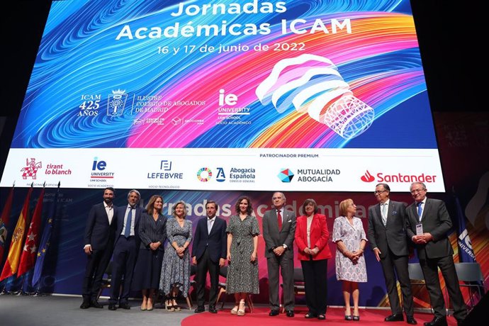 Fotografía de familia en la clausura de los actos de la semana conmemorativa del 425 aniversario del Colegio de la Abogacía de Madrid (ICAM), en IE University, a 17 de junio de 2022, en Madrid (España). 