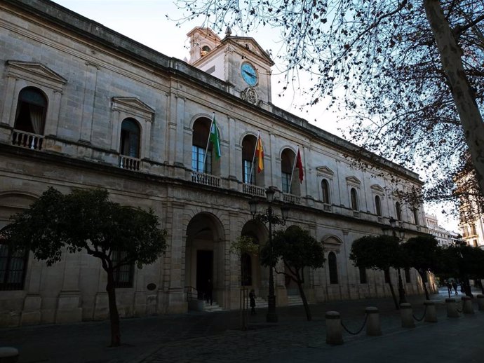 Archivo - Sevilla.-El Ayuntamiento estudiará peatonalizar un tramo del Paseo Rey Juan Carlos I junto a Plaza de Armas