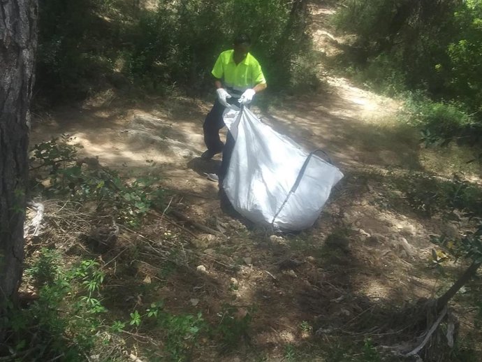 Paterna limpia el vertido de toallitas del cauce del barranco de Serra