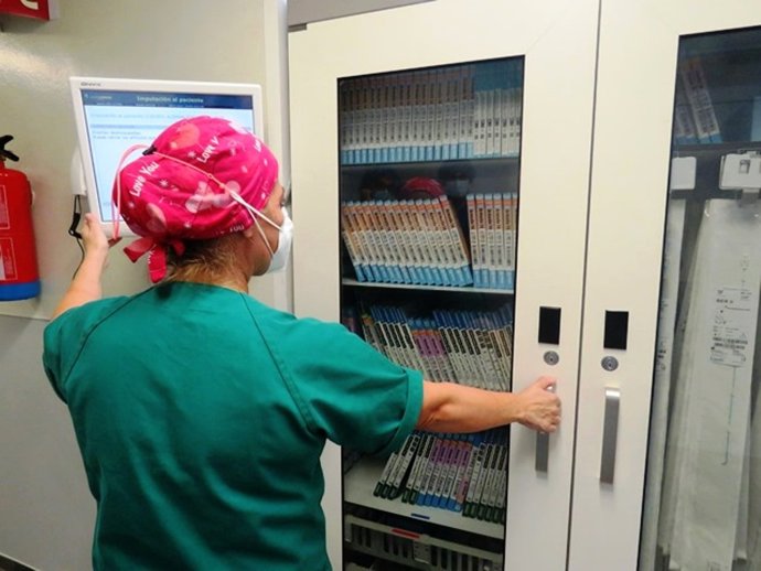 El Hospital Dr. Negrín incorpora al área quirúrgica un armario inteligente que facilita la gestión y mejora la seguridad del paciente