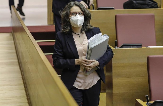 Archivo - La vicepresidenta del Gobierno de la Comunidad Valenciana y consellera de Políticas de Igualdad, Mónica Oltra a su llegada a Les Corts el 21 de abril