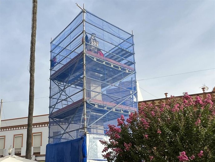 El monumento a la Virgen de Valme, rodeado de andamios para el comienzo de las labores de conservación y mantenimiento.