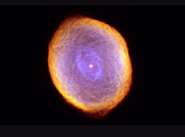 En esta imagen de la Nebulosa del Espirógrafo, una estrella moribunda a unos 2.000 años luz de la Tierra, el Telescopio Espacial Hubble de la NASA reveló algunas texturas notables que se entretejen a través de la envoltura de polvo y gas de la estrella.