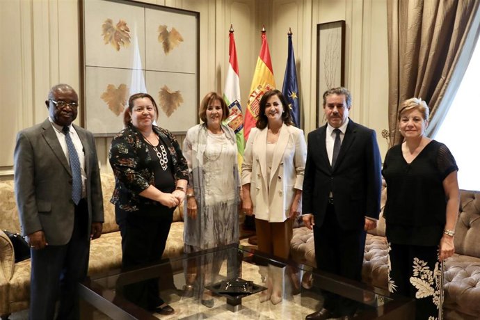 Representantes de la Comisión Permanente de la Asociación de Academias de Lengua Española con la presidenta del Gobierno riojano, Concha Andreu