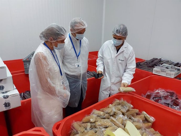 Pilar Lucio, número dos de la candidatura de Cs por Huelva, e Israel Medina, número cinco y teniente de alcaldesa en el Ayuntamiento de Cartaya, en su visita de este viernes a las instalaciones de Ficolumé en Isla Cristina.