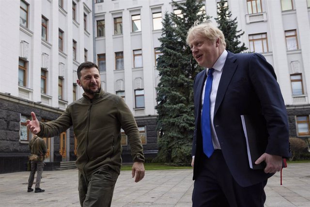 Archivo - El presidente de Ucrania, Volodymyr Zelinsky, recibe al primer ministro británico, Boris Johnson, en su primera visita a Kiev desde el comienzo de la guerra.