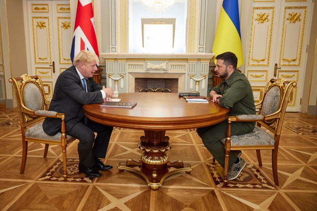 El presidente de Ucrania, Volodimir Zelensky, recibe la visita en Kiev del primer ministro británico, Boris Johnson. Presidencia de Ucrania/dpa 