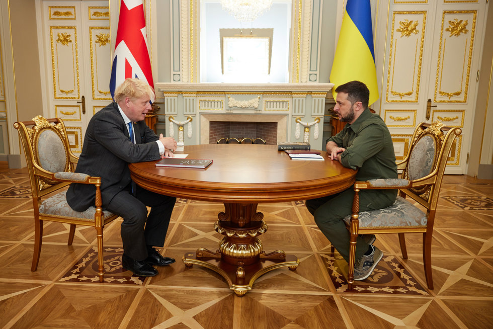 El presidente de Ucrania, Volodimir Zelensky, recibe la visita en Kiev del primer ministro británico, Boris Johnson. Presidencia de Ucrania/dpa 