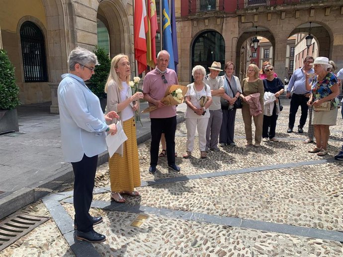 La alcaldesa de Gijón, Ana González, y la concejala de Memoria Democrática, Salomé Díaz,durante el  homenaje a dos de los 34 deportados gijoneses, con la colocación de senas 'piedras de la memoria', en la plaza Mayor