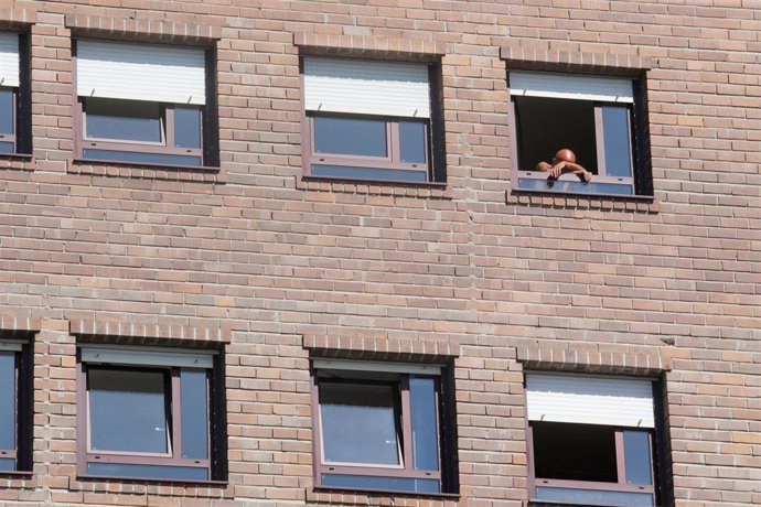 Archivo - Un anciano se asoma a la ventana de su habitación, en la residencia de Las Gándaras, la mayor de Lugo, después de contabilizar un total de 49 positivos, a 17 de agosto de 2021, en Lugo, Galicia (España). La mayoría de los positivos son asintom