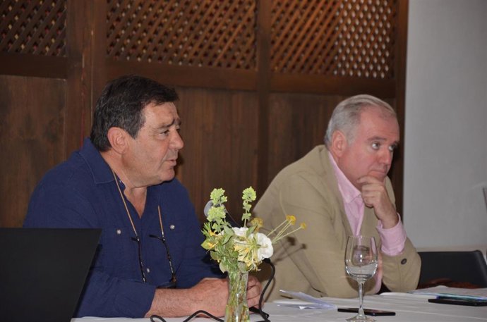 El secretario general de la Consejería de Agricultura, Vicente Pérez, y secretario general de ASAJA-Sevilla, Eduardo Martín, en la XXXVII Jornada Ganadera, Forestal y de la Dehesa