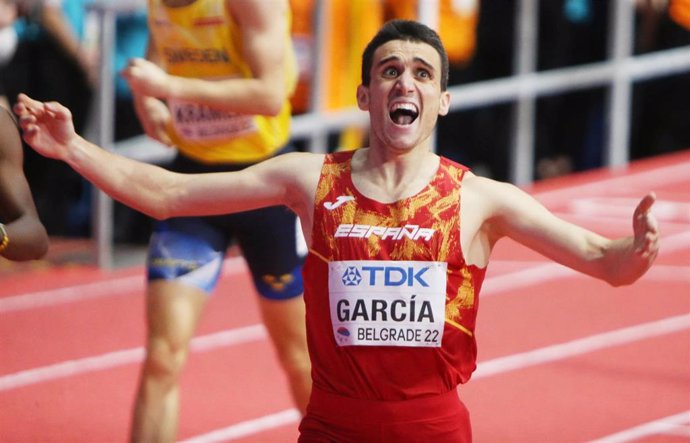 Archivo - Mariano García celebra su oro mundial en los 800 metros del Mundial en Pista Cubierta de Belgrado de 2022