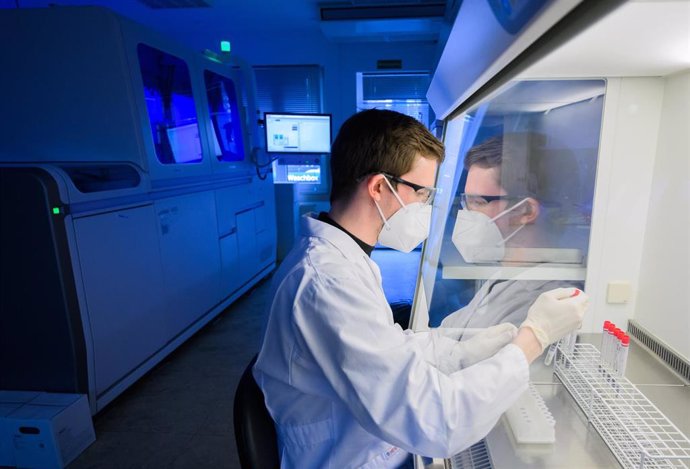 Archivo - 09 February 2022, Lower Saxony, Hameln: Laboratory employee Christoph Majowski prepares PCR tests from patients for PCR analysis in the Nordlab laboratory. The Nordlab laboratory is slowly reaching its limits in the Corona pandemic. Around 350