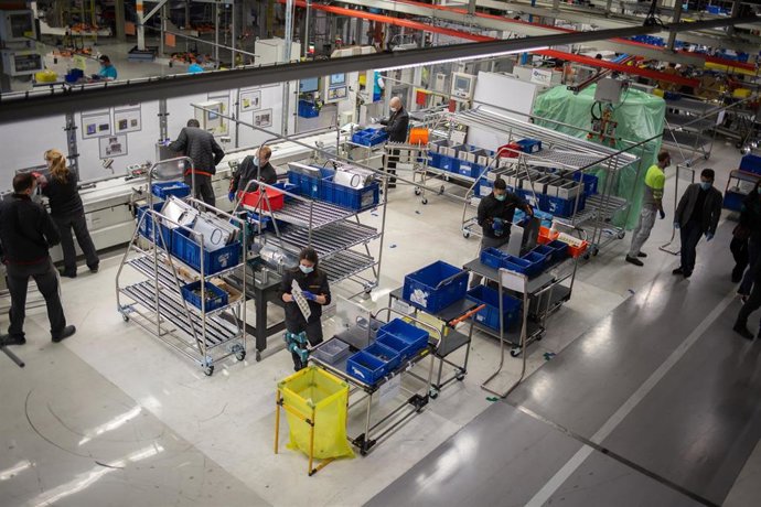Archivo - Operarios trabajan en la cadena de producción y montaje del proyecto de respiradores de SEAT para los contagiados por coronavirus en las instalaciones de SEAT de Martorell, en Martorell/Barcelona/Catalunya (España) a 7 de abril de 2020.