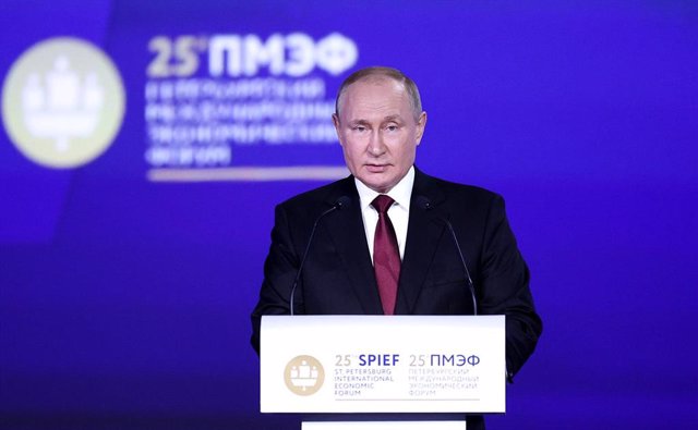 HANDOUT - 17 June 2022, Russia, Saint Petersburg: Russian President Vladimir Putin delivers a speech during the 25th St. Petersburg International Economic Forum. Photo: -/Kremlin/dpa - ATTENTION: editorial use only and only if the credit mentioned above i