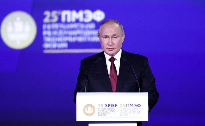 HANDOUT - 17 June 2022, Russia, Saint Petersburg: Russian President Vladimir Putin delivers a speech during the 25th St. Petersburg International Economic Forum. Photo: -/Kremlin/dpa - ATTENTION: editorial use only and only if the credit mentioned above