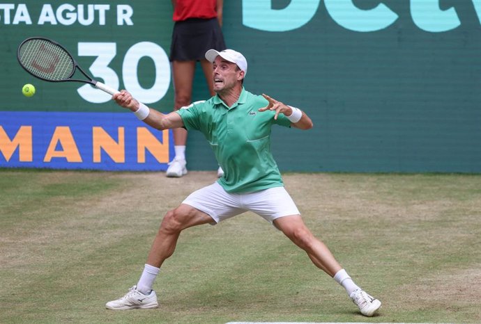 Roberto Bautista intenta devolver una pelota en el torneo de Halle (Alemania)