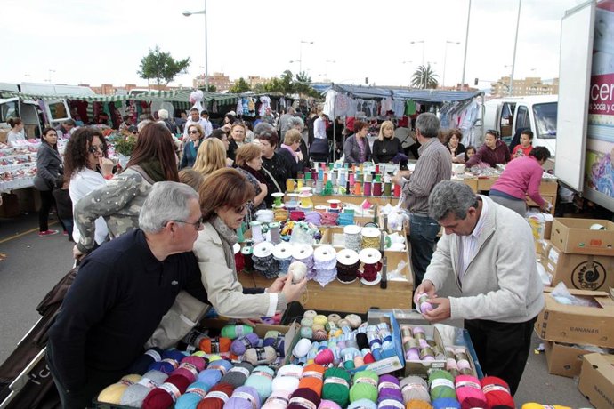 Archivo - Clientes en un mercadillo de la capital almeriense en una imagen de archivo