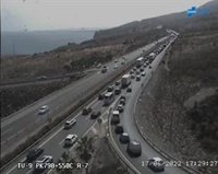 Retenciones kilométricas de Almería al Poniente en la A-7 por el choque de una furgoneta con una valla