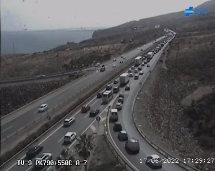 Retenciones en la A-7 en la salida de Almería tras un accidente frente al túnel de Aguadulce.