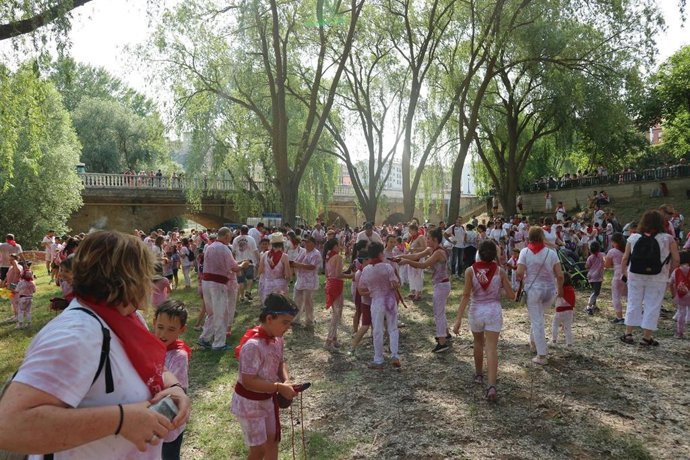 Archivo -  Batalla De Vino Infantil De Haro                           