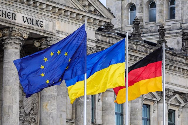Reichstag iza la bandera de la UE, la bandera ucraniana y la bandera alemana en Berlín
