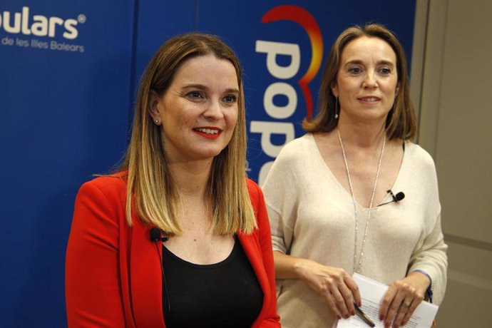 La presidenta del Partido Popular (PP) de Baleares, Marga Prohens, y la secretaria general del Partido Popular, Cuca Gamarra, a su llegada a la reunión del Comité Ejecutivo Autonómico del PP de Baleares. 