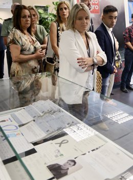 La presidenta de la Fundación Miguel Ángel Blanco, durante su visita a la exposición 'El terror a portada'