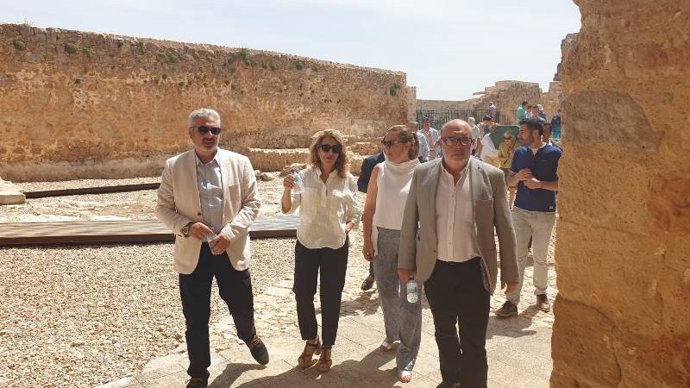 Raquel Sánchez, junto a Virginia Barcones, visita las obras del 1,5% Cultural de Berlanga de Duero.