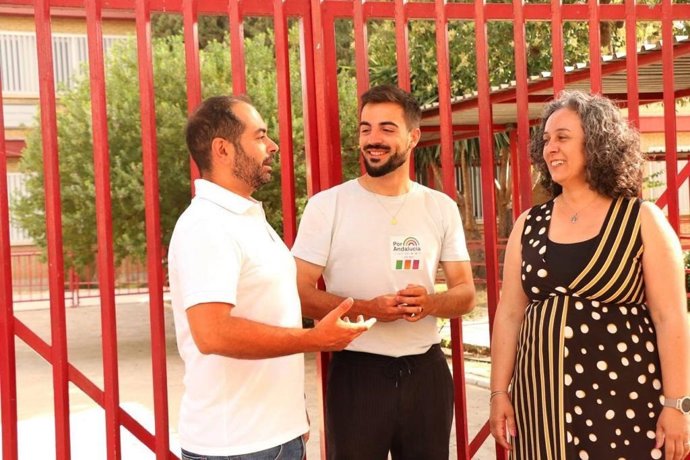 Gómez Jurado (centro) y Rodríguez (dcha.), ante el CEIP Agustín Rodríguez de Puente Genil.
