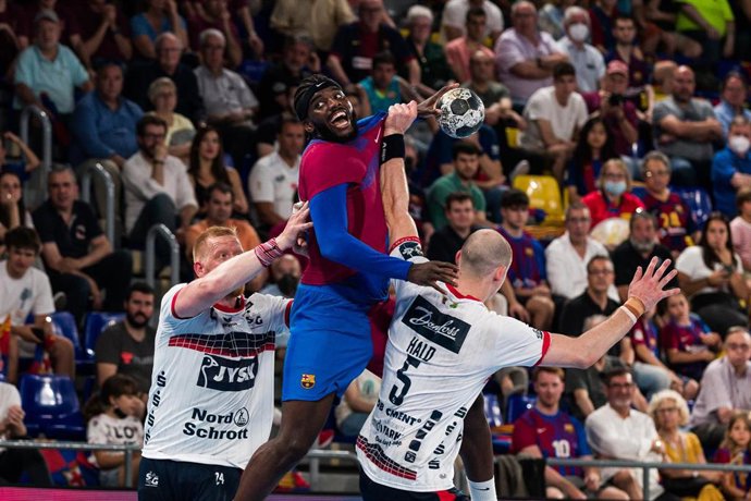 Dika Mem intenta un lanzamiento en el duelo de cuartos de final de la Liga de Campeones de balonmano 2021-2022 ante el Flensburg
