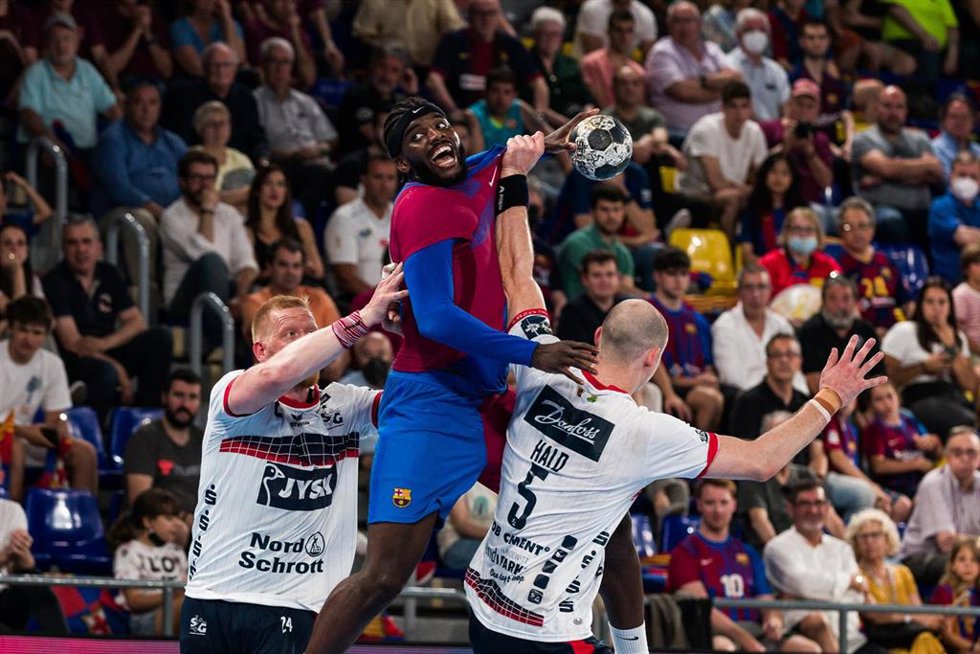 Dika Mem intenta un lanzamiento en el duelo de cuartos de final de la Liga de Campeones de balonmano 2021-2022 ante el Flensburg