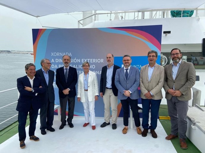 La conselleira do Mar, Rosa Quintana, y el presidente del Puerto de Vigo, Jesús Vázquez Almuiña, junto a representantes del sector pesquero, en el buque 'Golden Chicha'.