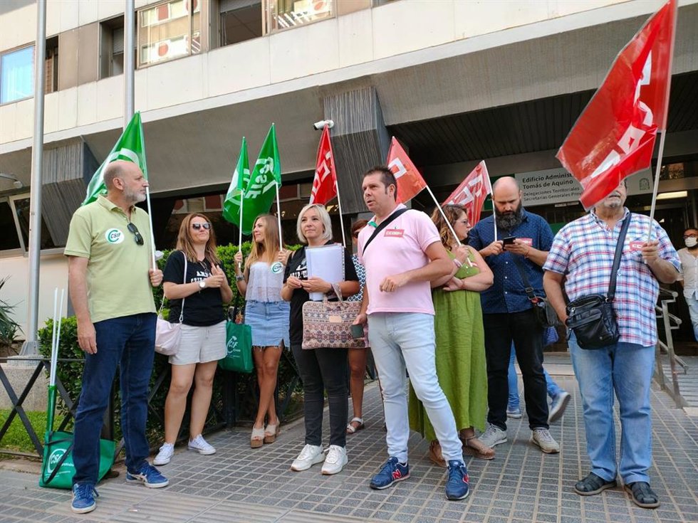 La presidenta del AMPA del CEIP Virgen del Valle de Lucena, María José Muñoz (centro), entre sindicalistas de CSIF y CCOO, ante la Delegación de Educación.