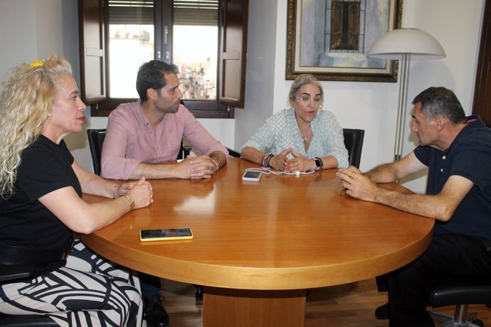 La alcaldesa de Cartaya, Pepa González Bayo,  se han reunido con el presidente de la Junta Directiva de la Sociedad de Cazadores para coordinar y planificar de forma conjunta las acciones que se están realizando para prevenir fuegos en el monte.