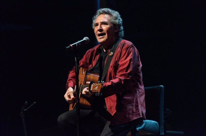 El cantautor Miguel Ríos canta en la celebración del 50 aniversario del programa 'Hora 25 de la cadena SER, en el Teatro Coliseum de Madrid, a 30 de mayo de 2022, en Madrid (España). El Teatro Coliseum de Madrid acoge este aniversario con un programa 