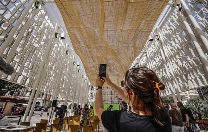 Una persona fotografía el monumento 'Ágora Valncia