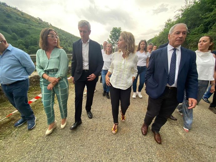 La consejera de Movilidad y Transformación Digital, María González Corral, durante su visita al viaducto siniestrado.